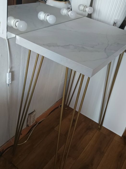 Biało złota toaletka