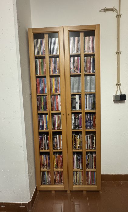 Móvel/estante vitrine para CDs/DVDs com portas de vidro