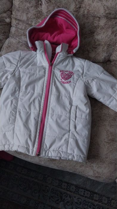 Куртка біла на флісі Осінь/зима розмір 110