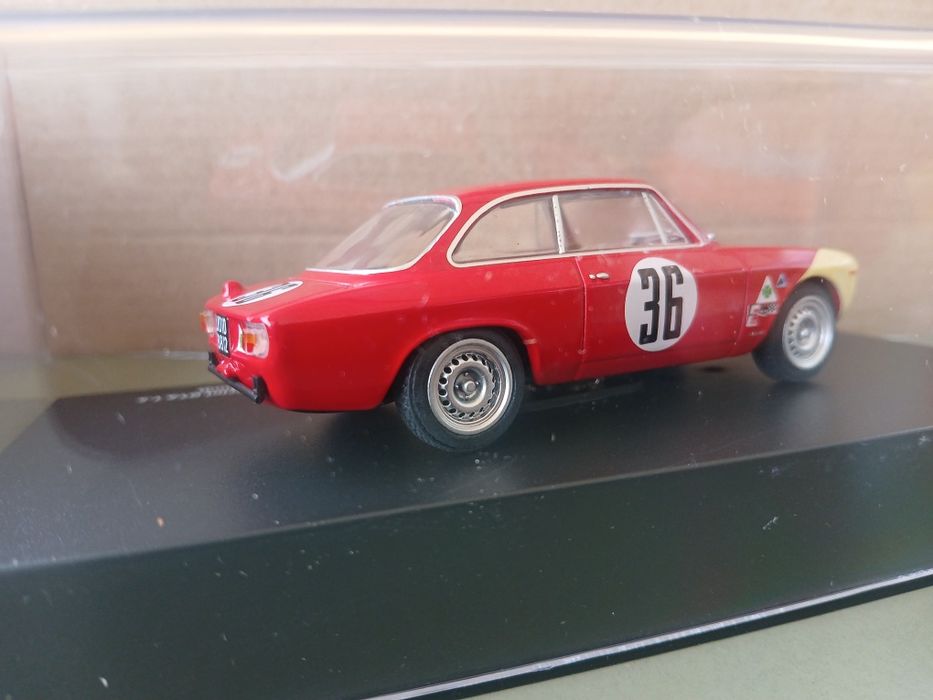 Miniaturas 1/43 Alfa Romeu Giulia e 33Tt em estado novo
