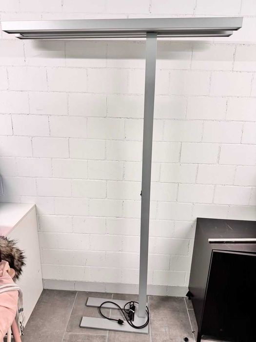 Trilux – Offsetowa lampa podłogowa 4-Luces