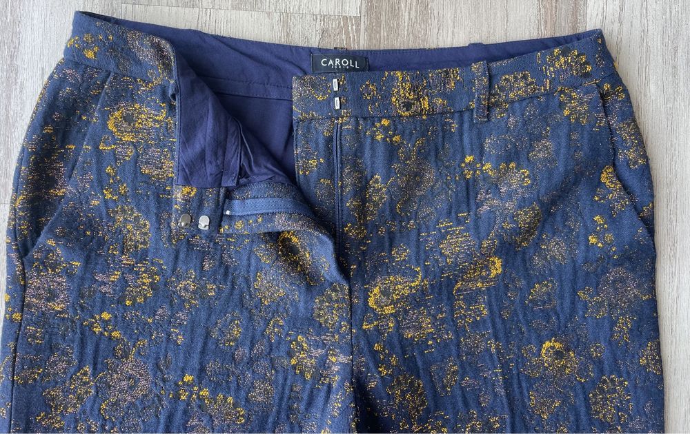 Calças azuis com flores (Caroll, tamanho 42)
