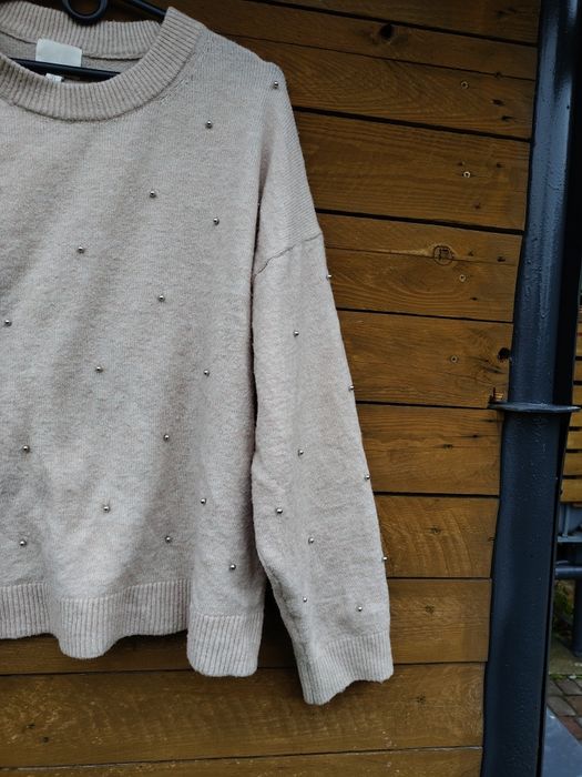 Sweter z srebrnymi kulkami