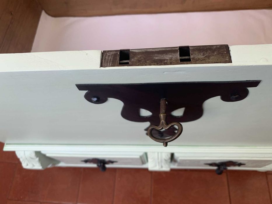 Arca  em madeira restaurada e muito util