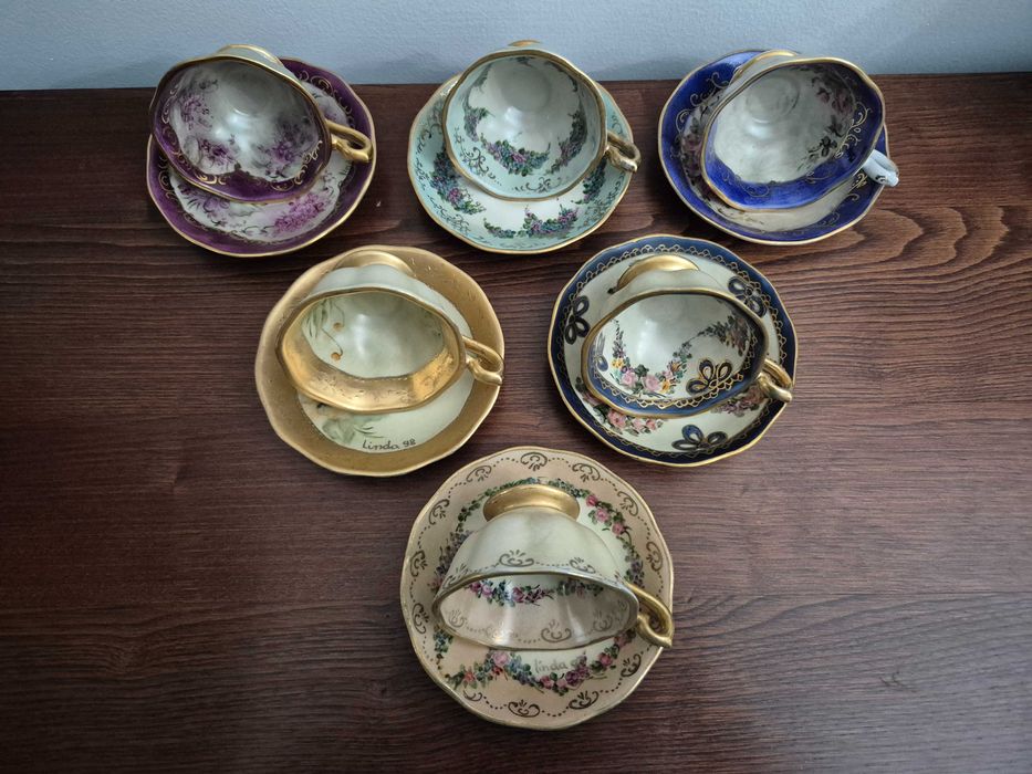 Conjunto de 13 peças em porcelana pintadas à mão