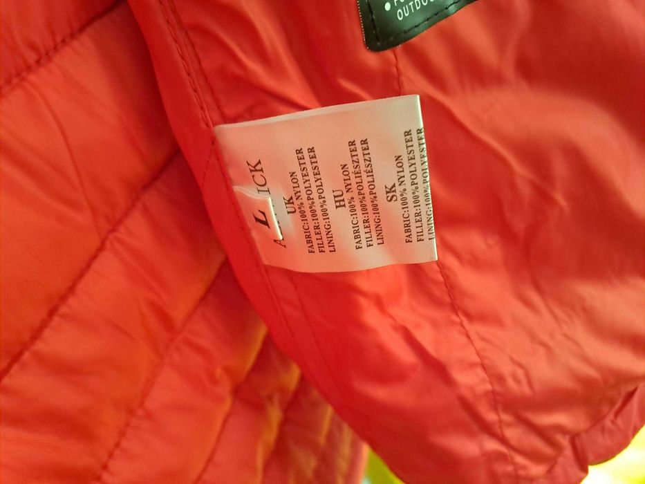 Piękna czerwona kurtka wiosenna