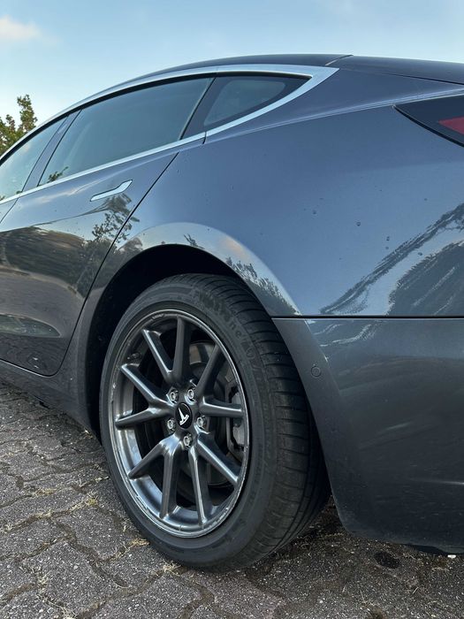 Tesla Model 3 — fotografia 8