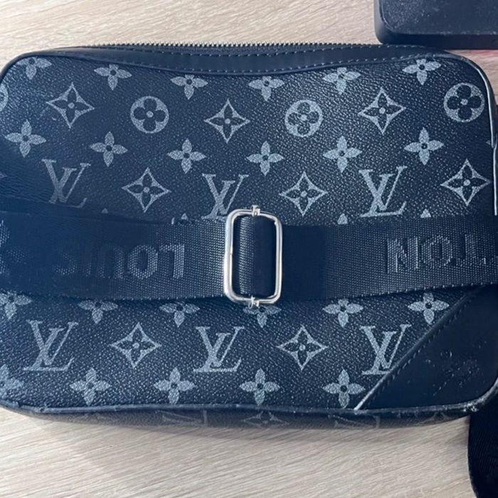 Bolsa Louis Vuitton (LV) Preta Homem Pochete