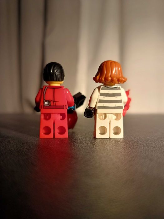 Dwie figurki LEGO złodziejka i złodziej z atrybutami.