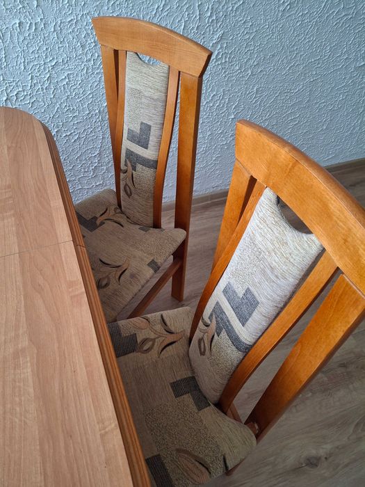 Sprzedam zestaw stół rozkladany i krzesla .