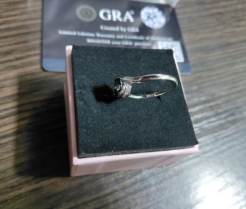 Каблучка срібна перстень з муасанітом