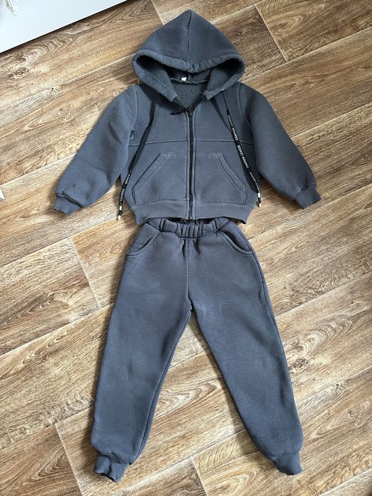 Продам теплий костюм на хлопчика 3-4 роки