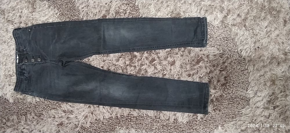 Czarne jeansy dziewczęce