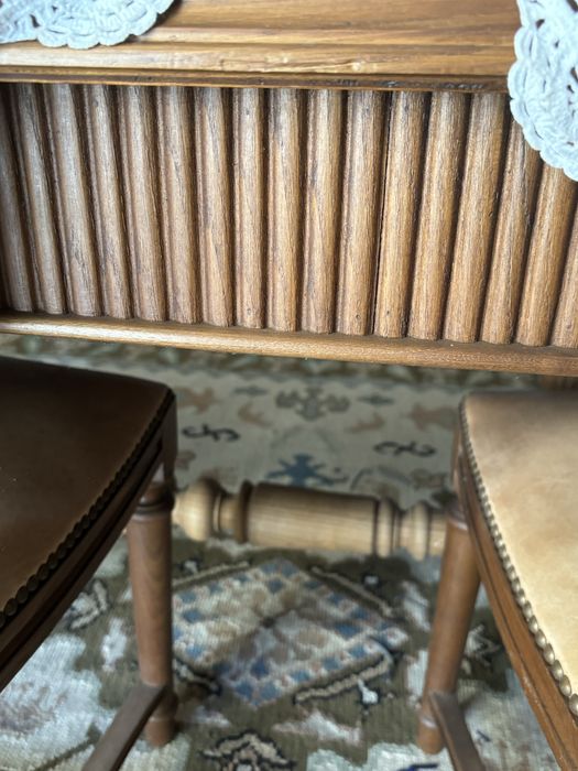 Mesa oval extensível e 6 cadeiras com couro