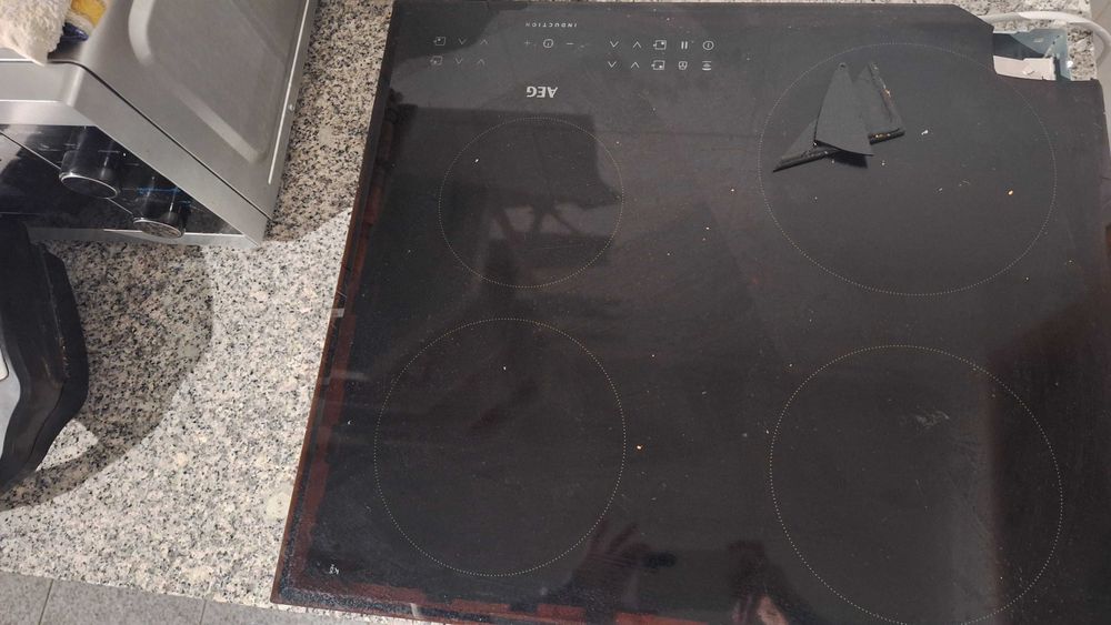 Placa de indução AEG partida mas totalmente funcional