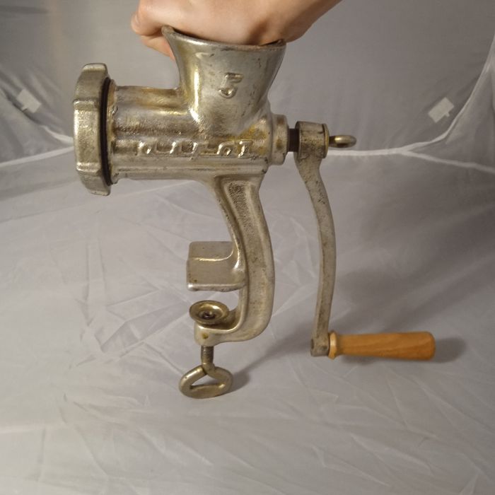 Ręczny młynek do mięsa. Może służyć kolekcjonerski lub praktycznie