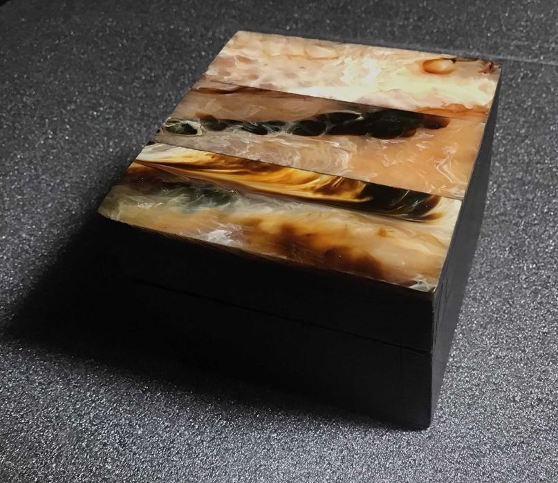 Pequenas caixas de madeira com original tampa decorativa em osso