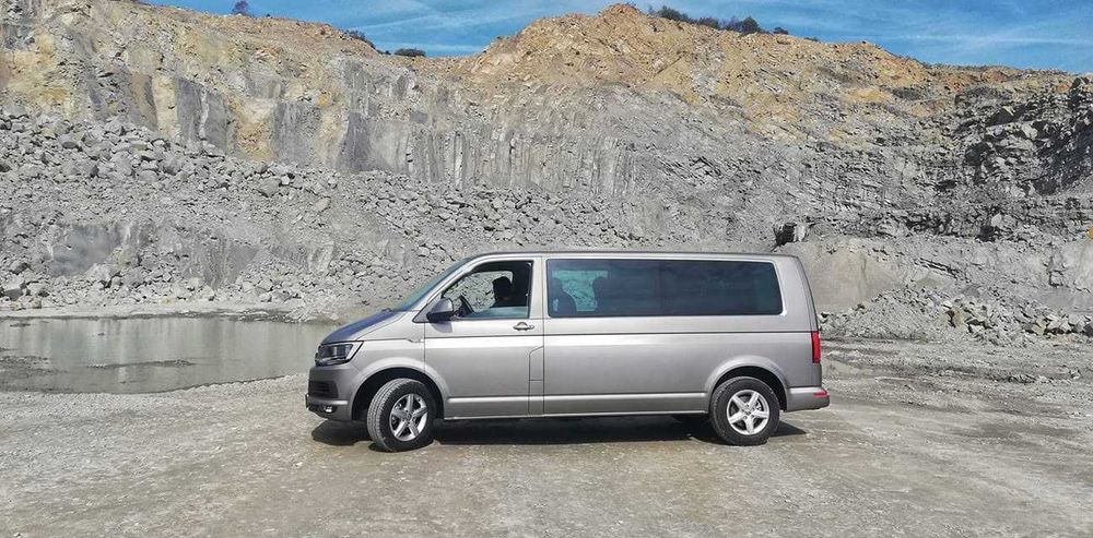 Wynajem busa 9 osobowego samochód 9 osobowy Volkswagen Caravelle