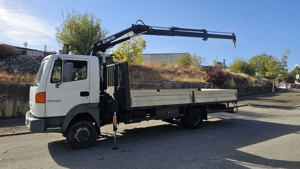 Camião Nissan com grua