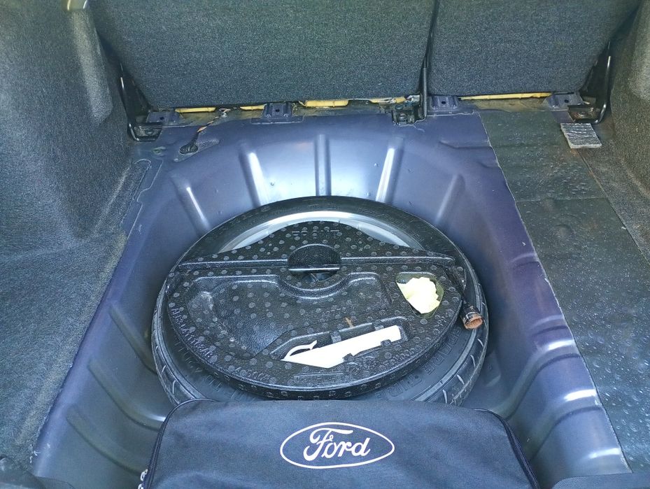Ford Fiesta( PowerShift)2013року з двигуном 1.6 бензин.
