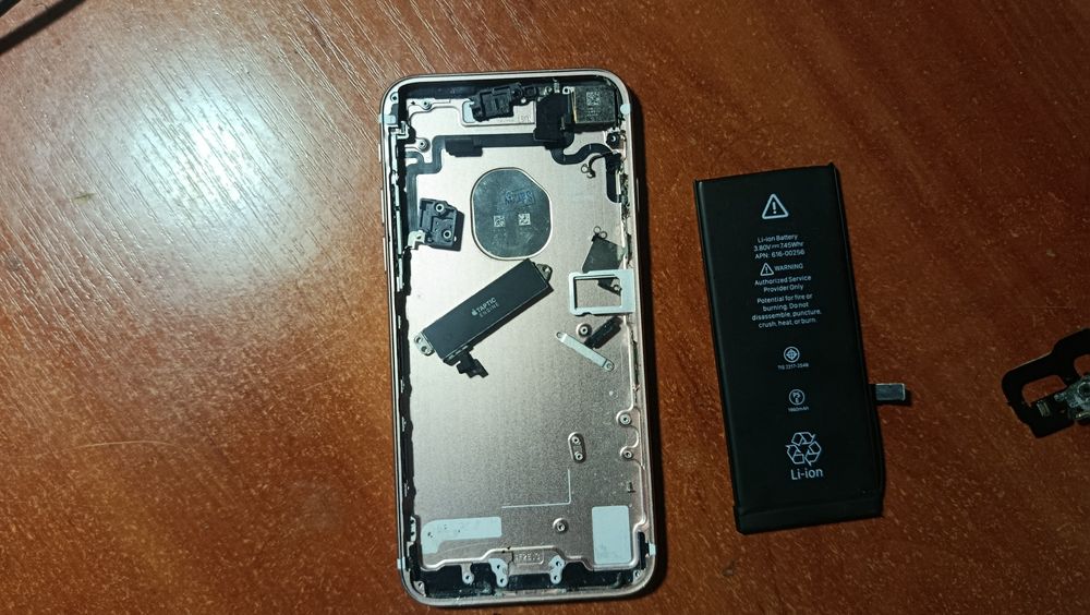 продам корпус iPhone 7  и батарею 99%