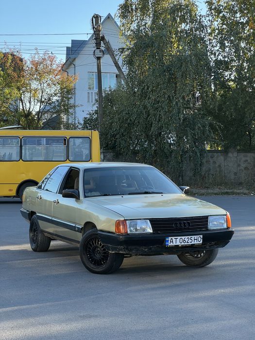 Автомобіль Audi 100