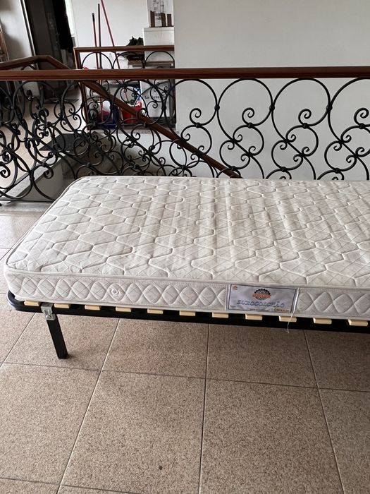 Cama de solteiro com colção