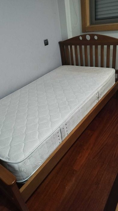 2 Camas de Solteiro com Colchão