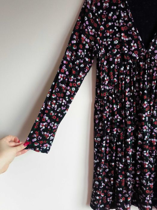 Sukienka w kwiaty marki Wednesday Girl w rozmiarze M/38, 95% Wiskoza