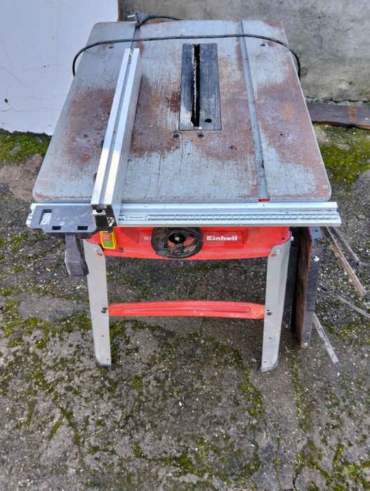 Serra de mesa circular a trabalhar bem disco novo era usada para corta