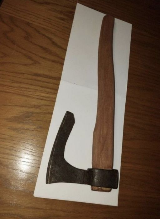 Продам топор потес кований
Орієнтовно 19 вік.
Вага 1100грам.