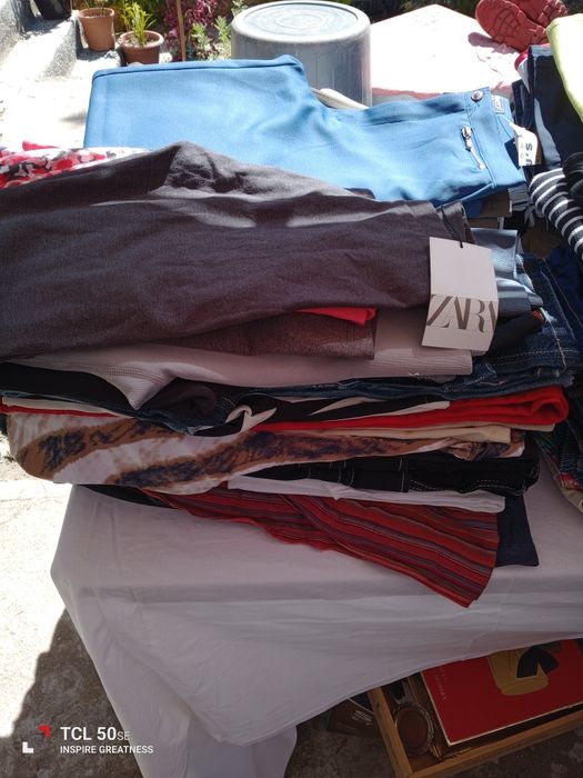 Lotes de calças semi novas vários tamanhos 20 pares de calças 15€