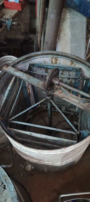 Продам медогонку/медогонка 2 рамки и 4