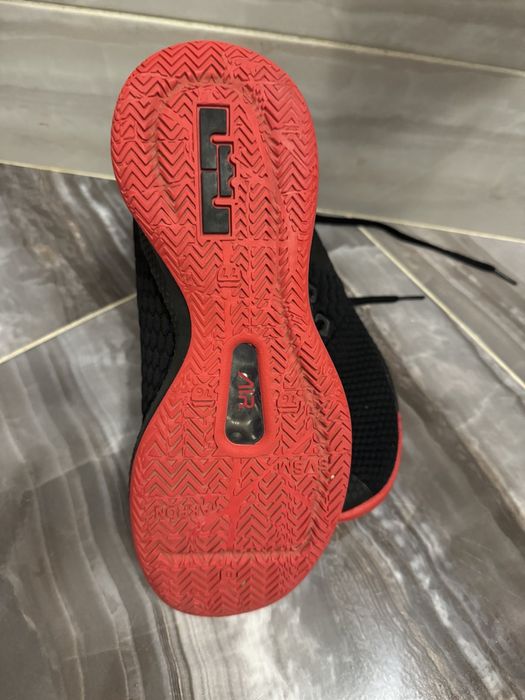 Кросівки чоловічі Nike Lebron Witness III Red