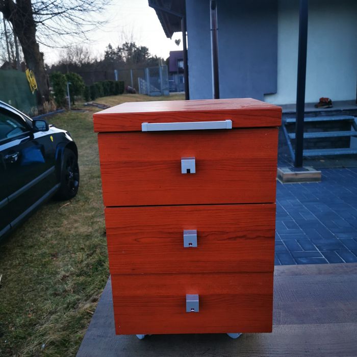 Kontenerek pod biorko