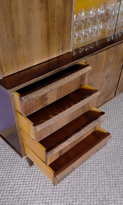 Kredens z połyskiem