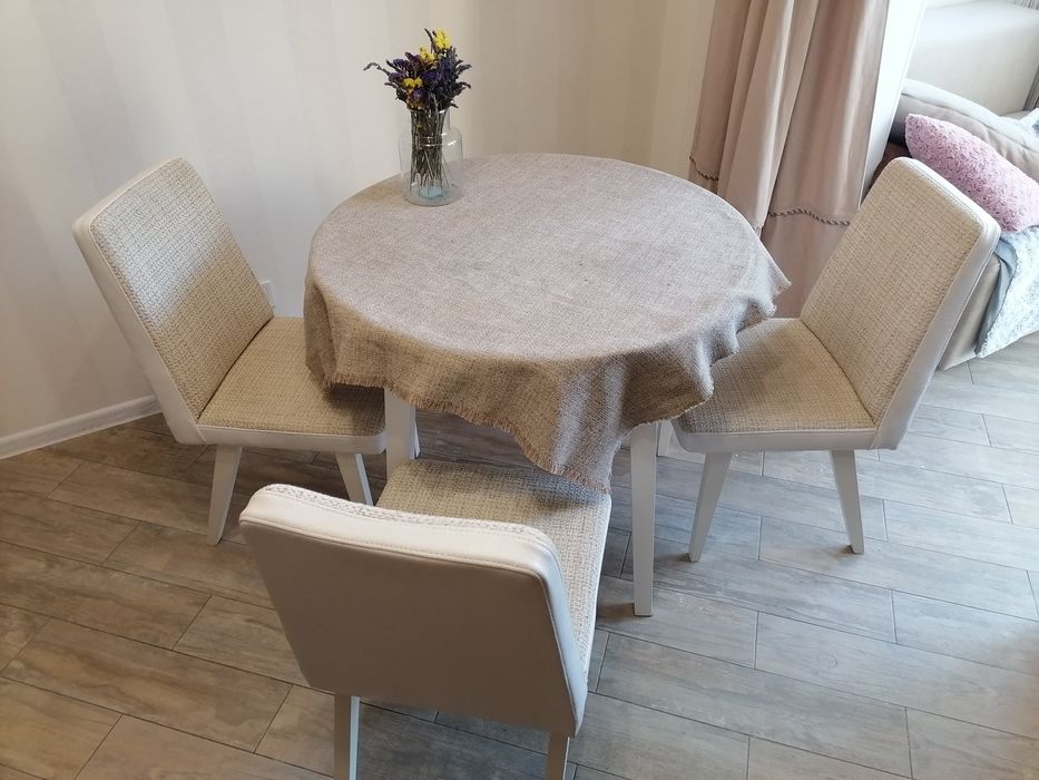 кухонний стіл зі стільцями