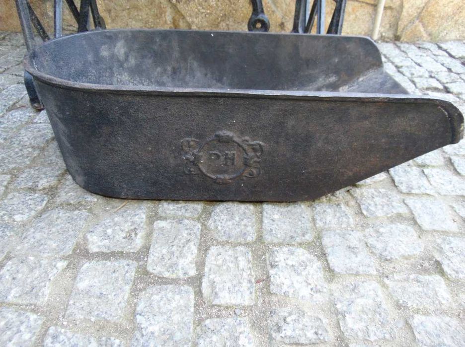 Przedwojenna żeliwna węglarka,śląska,z huty Paweł w Żory