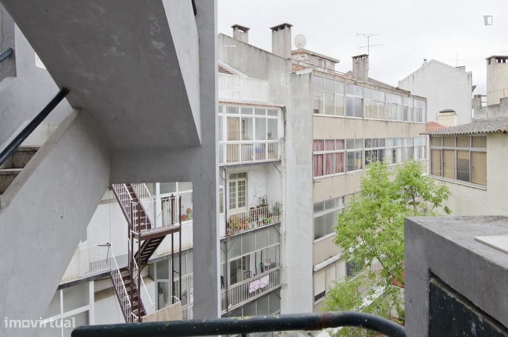 Quarto - localizado em Campolide Lisbon