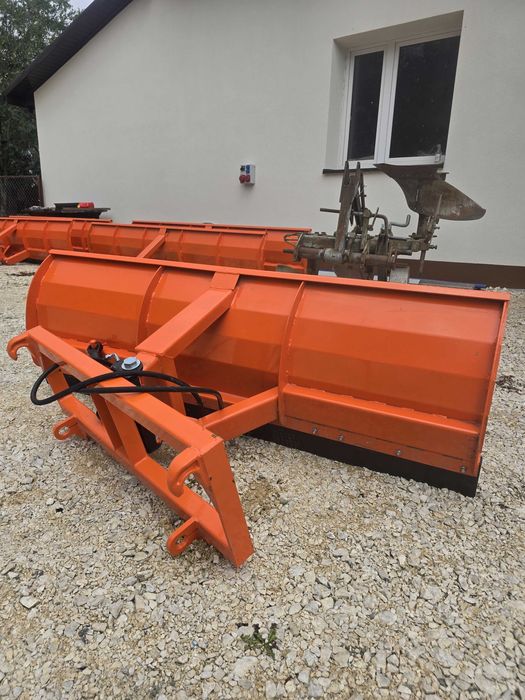 Pług śnieżny z uchwytem TUZ / TUR / wideł – gotowy do pracy