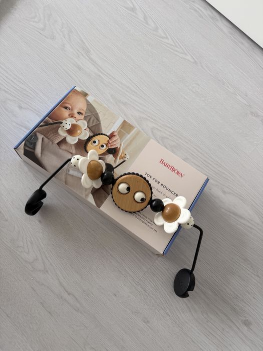 Babybjorn com capa e brinquedo como novo