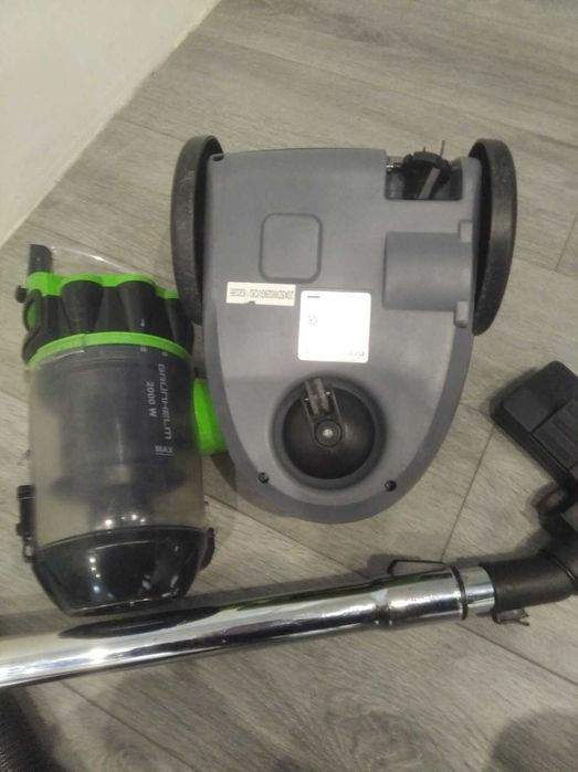 Пилосос Grunhelm GVC8210G