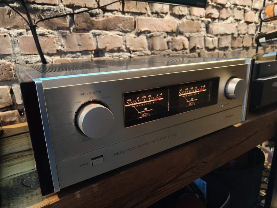 Wzmacniacz Accuphase E305V z pilotem.