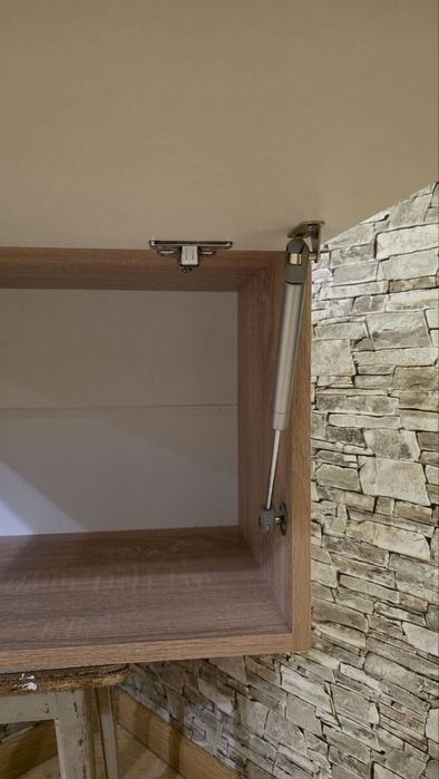 Кухня нова, кухонний шкафчик