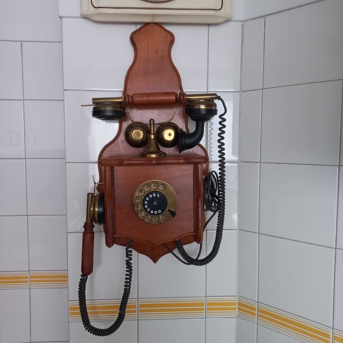 Telefone antigo de parede apenas para decoração