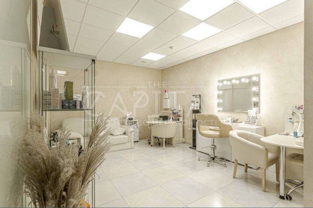 Аренда місця в салоні, є світло: манікюр, візажист, перукар, бровіст
