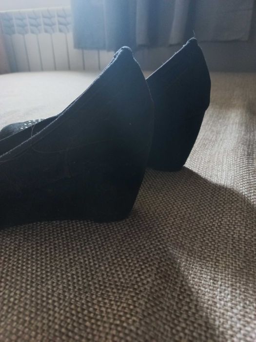 Buty czarne na koturnie
