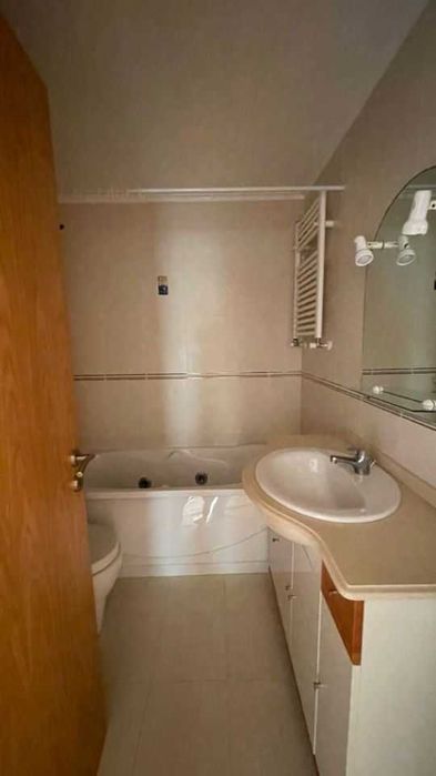 Apartamento T2 com arrumo e parqueamento.