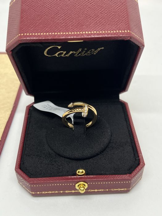 Золота каблучка цвях Картье з натуральними діамантами.