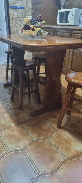 Mesa e quatro bancos em madeira